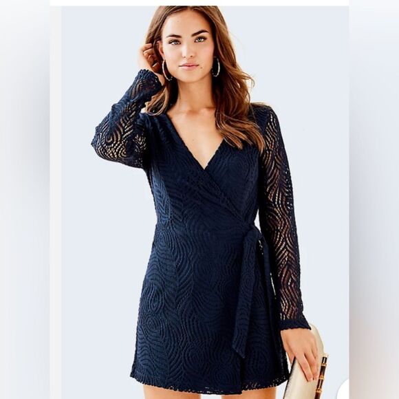 Lilly Pulitzer Tiki Wrap Romper Navy Feather Bloom Lace Plunge V Neck Sz XS - Picture 1 of 10